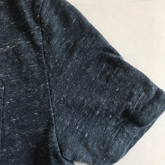 Gap V-neck T-Shirt in XXL (boys) - Picture 2 of 6